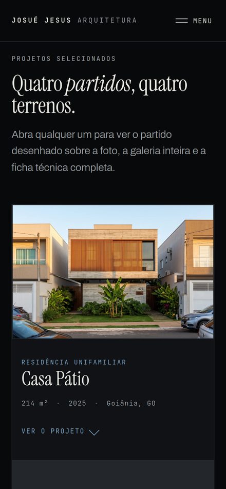O mesmo site num celular em pe, na lista de projetos, com a foto da Casa Patio e a ficha tecnica.